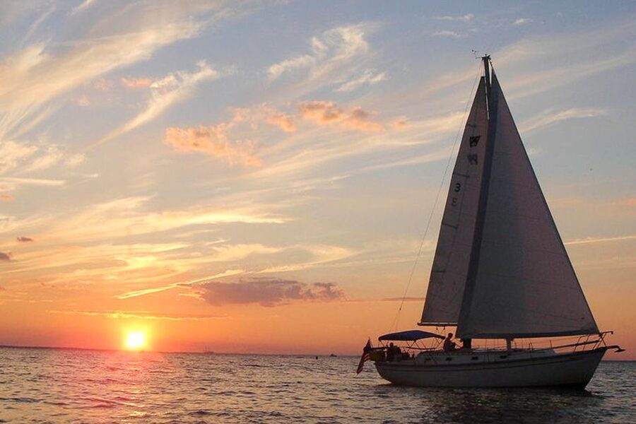 Oahu: West Oahu Sunset Cruise with Cocktails and Appetizers - The coastline, mountains, and changing sky