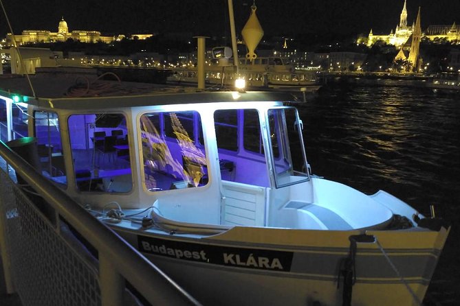 One hour Hen or Stag private party boat Budapest with unlimited beer and wine - What happens during the one-hour cruise
