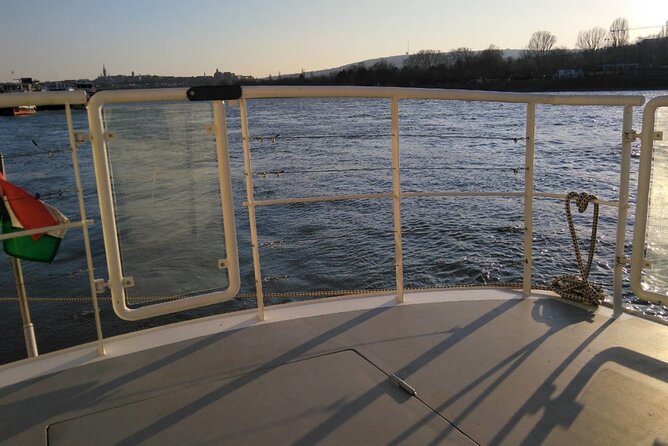 One hour Hen or Stag private party boat Budapest with unlimited beer and wine - Is $521.38 a good price?