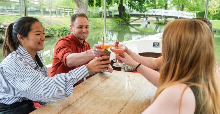 Oxford: Evening Sightseeing River Cruise with a Cocktail - Starting at The Folly Restaurant and Folly Bridge