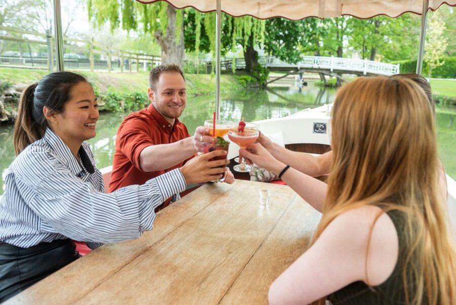 Oxford: Evening Sightseeing River Cruise with a Cocktail - Choosing a seasonal cocktail before boarding