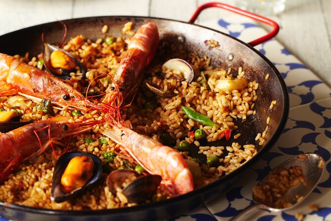 Paella Class & Bottomless Wine: Las Ramblas Views - A real class, not a chef show