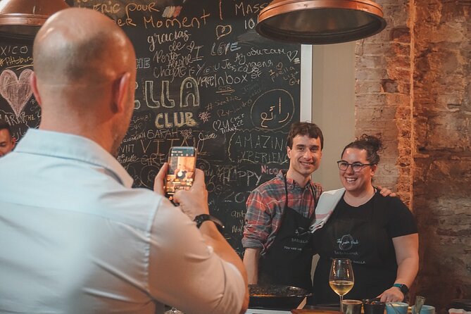 Paella Experience and Bottomless Wine in Barcelona - Pairing up for a hands-on paella lesson