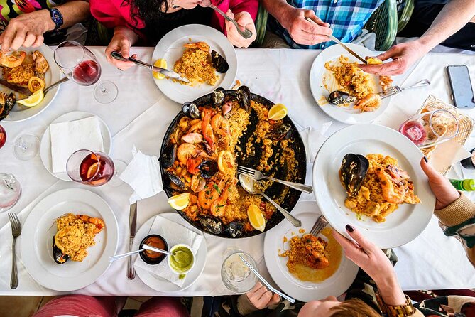Paella Workshop with Bottomless Sangria in Central Madrid - Sharing the work around the paella pan
