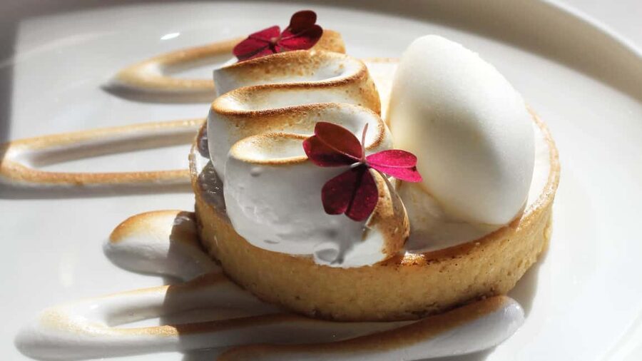 Paris: Elegant Dinner with Drinks in the Eiffel Tower - Choosing Between Cœur Brasserie and Seine View