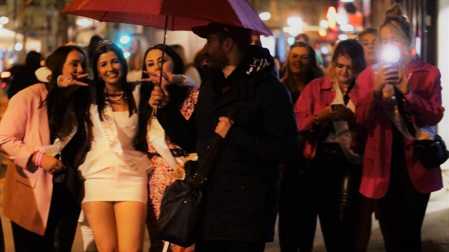 Paris: Latin Quarter Guided Pub Crawl to Bars and Clubs - Who should book this Latin Quarter night out?