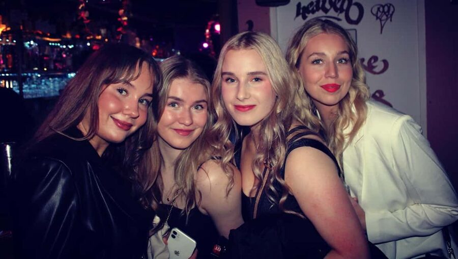 Paris: Latin Quarter Guided Pub Crawl to Bars and Clubs - The social side: why solo participants fit well