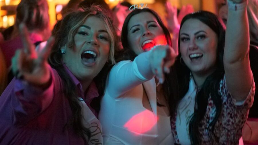 Paris: Latin Quarter Guided Pub Crawl to Bars and Clubs - Practical dress and arrival advice