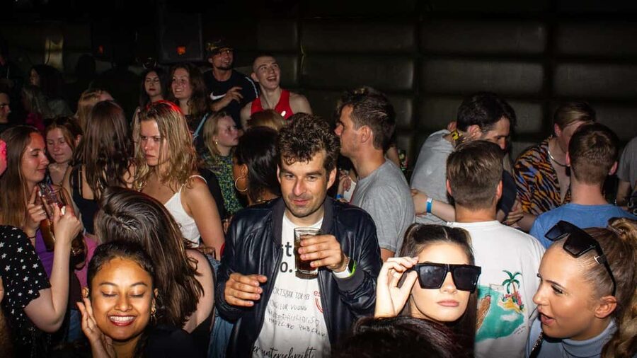 Paris: Pub Crawl with Shots and Nightclub Entry - Key points to know