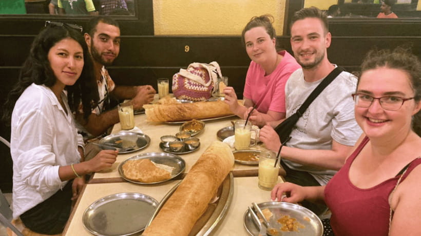 Penang: Georgetown Foodie Walking Tour with a Cocktail - Street art, temples, and the city between meals