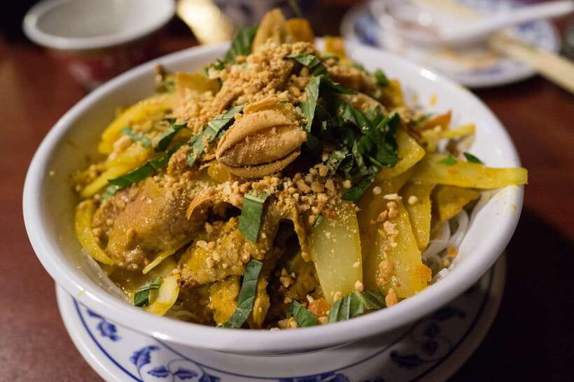 Phnom Penh: Evening Food Tour with Drinks & Tuk Tuk Included - The final hour is for beer, cocktails, and conversation