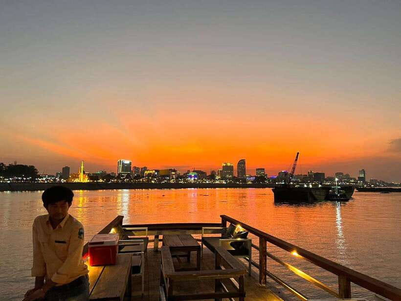 Phnom Penh: Mekong River Sunset Cruise with free flow drink - Why Phnom Penh looks best from the Mekong