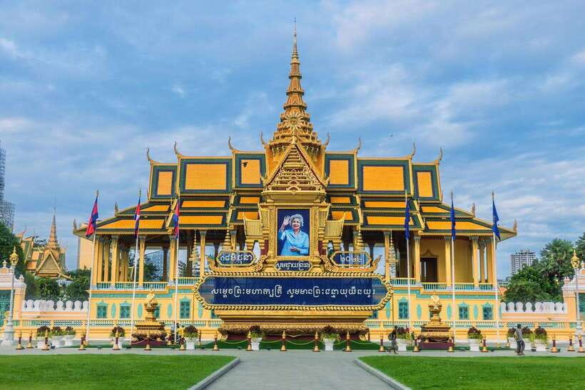 Phnom Penh: Mekong River Sunset Cruise with free flow drink - The tuk tuk pickup and trip to the pier