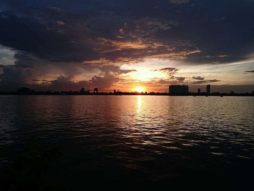 Phnom Penh: Mekong River Sunset Cruise with free flow drink - Drinks, fruit, and the onboard pace