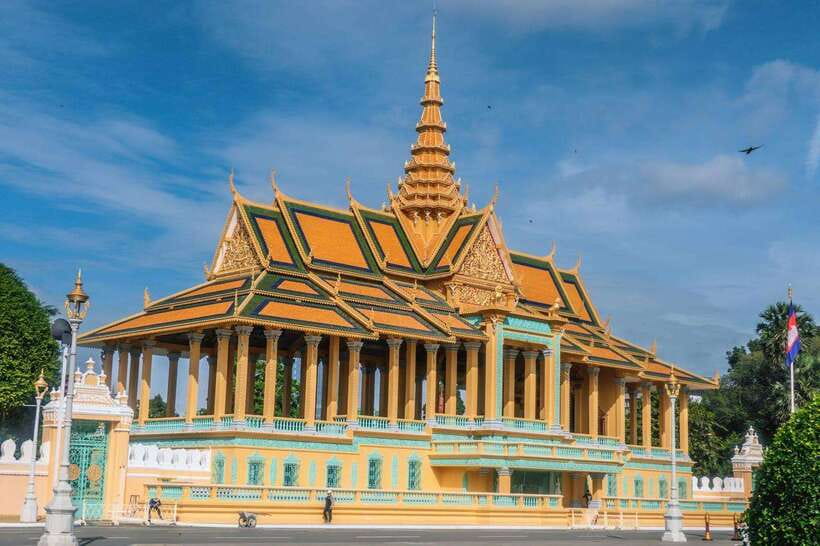 Phnom Penh: Mekong River Sunset Cruise with free flow drink - What the $21 price really covers