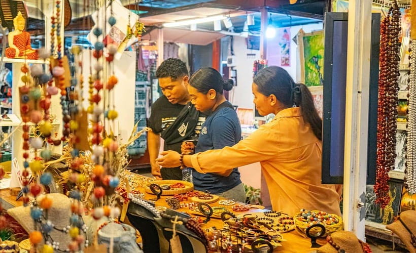 Phnom Penh: Night Foodie Tour by Tuk Tuk with Drinks - Night views of the Royal Palace and Independence Monument