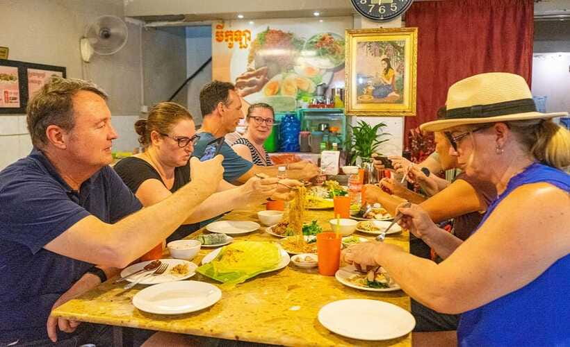 Phnom Penh: Night Foodie Tour by Tuk Tuk with Drinks - Phnom Penh Night Market and Russian Market