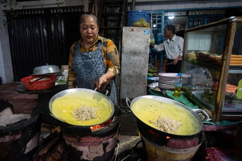 Phnom Penh: Night Foodie Tour by Tuk Tuk with Drinks - Finishing with beer or a cocktail