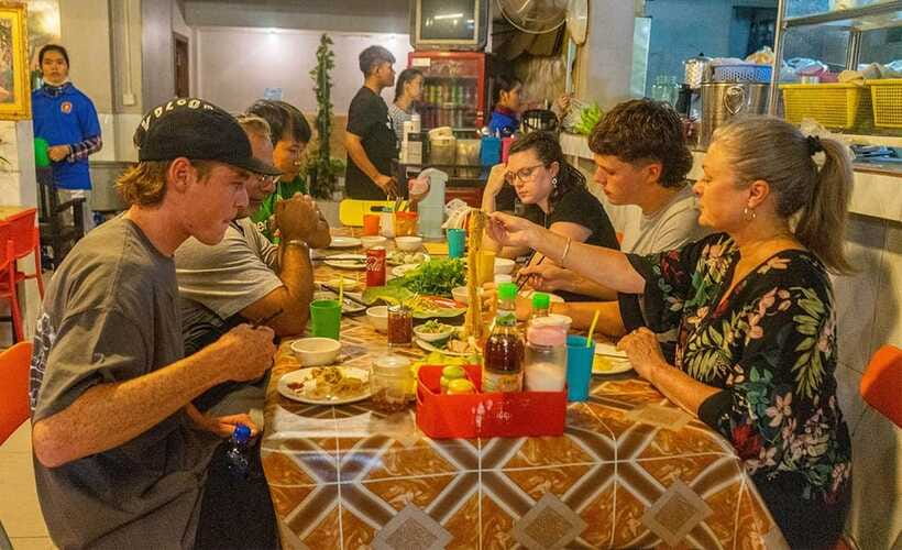Phnom Penh: Night Foodie Tour by Tuk Tuk with Drinks - What $39 gets you