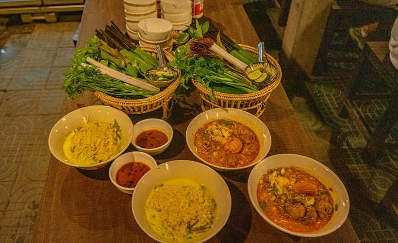 Phnom Penh: Night Foodie Tour by Tuk Tuk with Drinks - Starting beside the riverfront