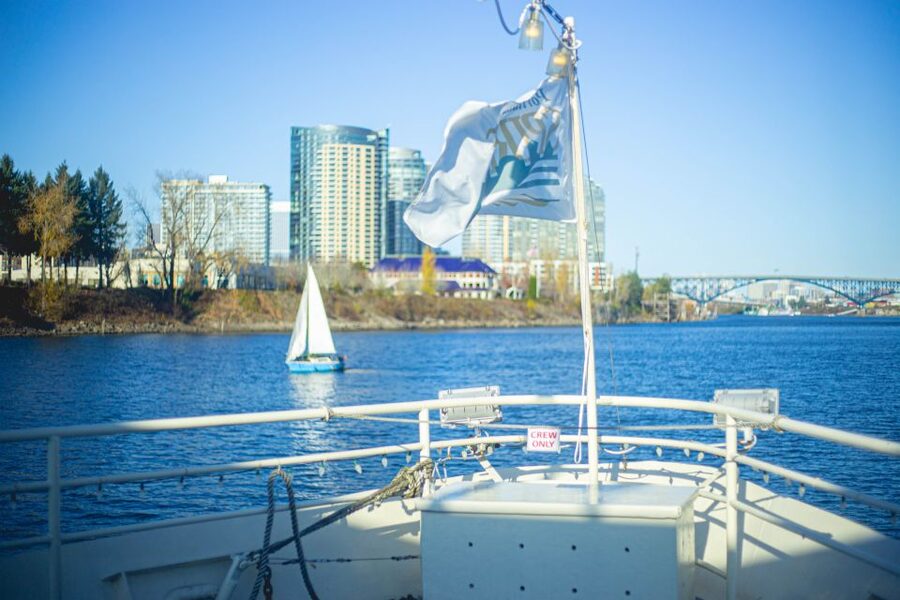 Portland: Happy Hour Sightseeing Cruise - Food, drinks, and the happy hour label