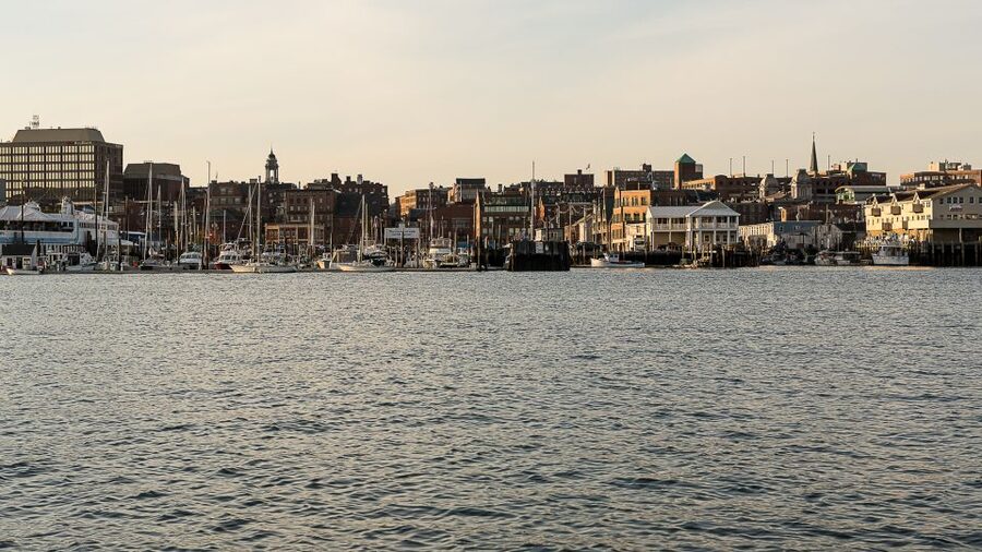 Portland: Sunset Lighthouse Cruise in Casco Bay with Drinks - Lighthouses, forts, and wildlife from the water