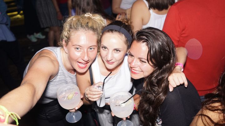 Porto: Pub Crawl with 6 Drinks and VIP Club Entry - Four bars in Porto’s Galerias area