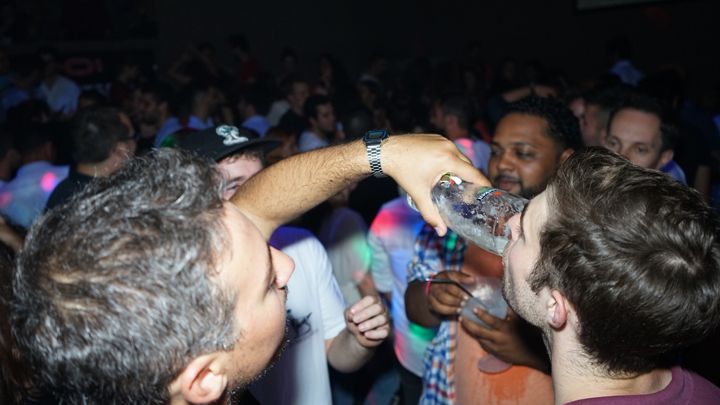 Porto: Pub Crawl with 6 Drinks and VIP Club Entry - The guides are the main value