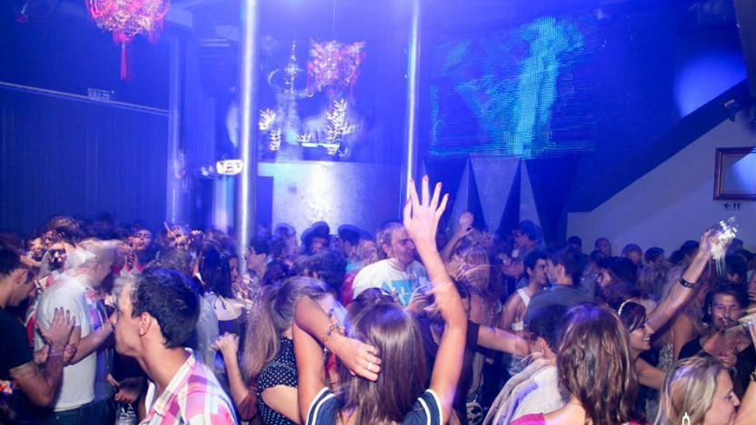 Porto: Pub Crawl with 6 Drinks and VIP Club Entry - What to wear and what to bring