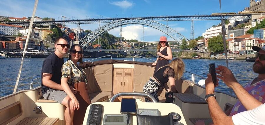 Porto: Six Bridges Douro River Cruise with Drinks - What the crew adds to the experience