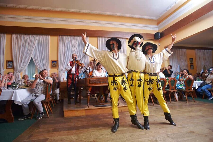 Prague: 3 Course dinner with Drinks, Folk Show & Transfers - Starting with Czech liqueur