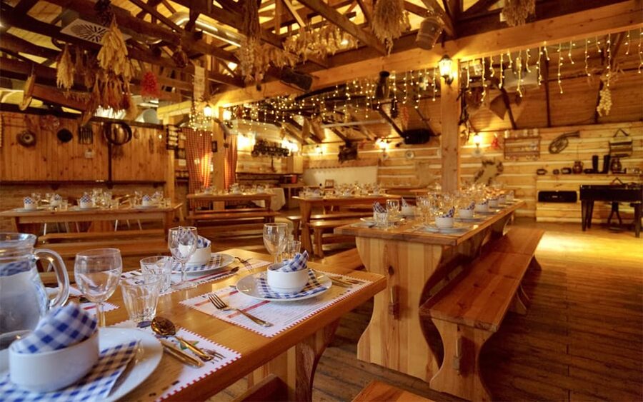 Prague: 3 Course dinner with Drinks, Folk Show & Transfers - Music, costumes, and dancing through the meal