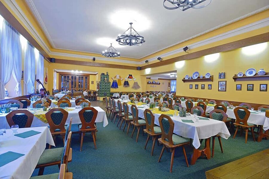Prague: 3 Course dinner with Drinks, Folk Show & Transfers - Who will enjoy this evening most?