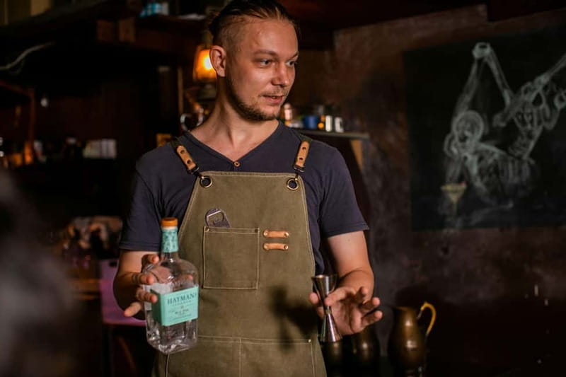 Prague: Cocktail-Making Workshop with Mixologist - Starting with a welcome drink and a taste lesson