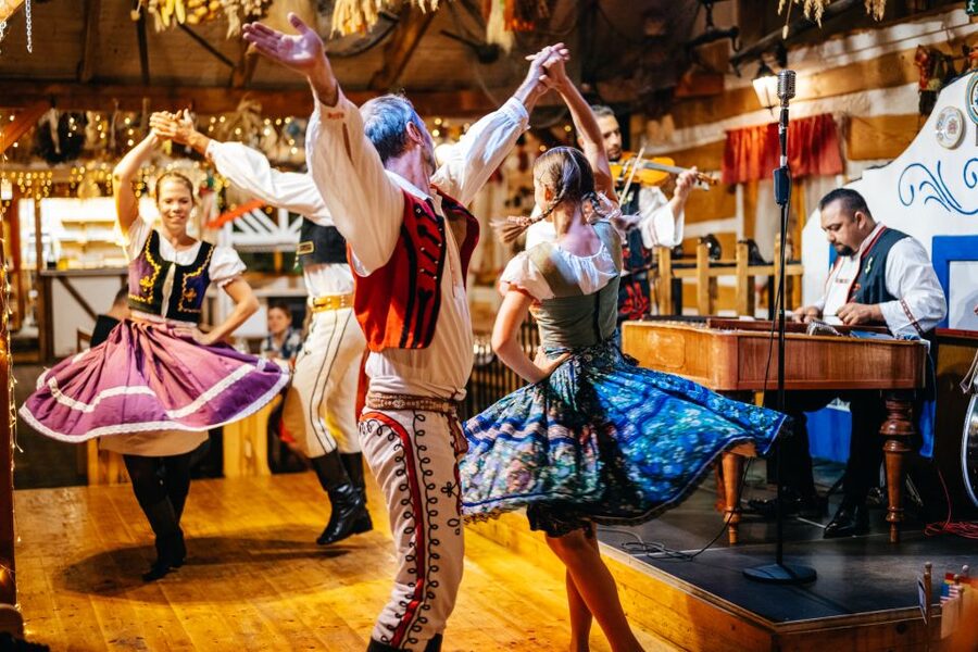 Prague: Dinner with Folk Show and Open Bar - What the three hours feel like