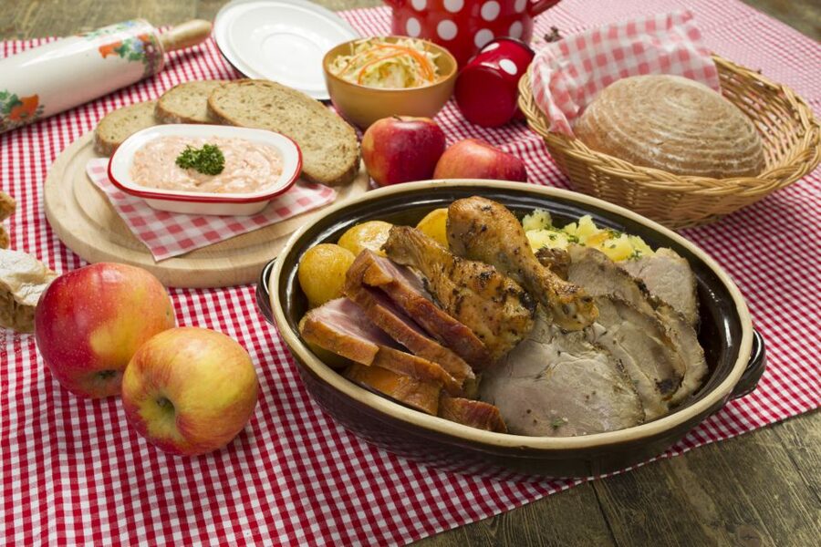 Prague: Folkloric Dinner Show with Unlimited Drinks - The opening toast and four-course meal