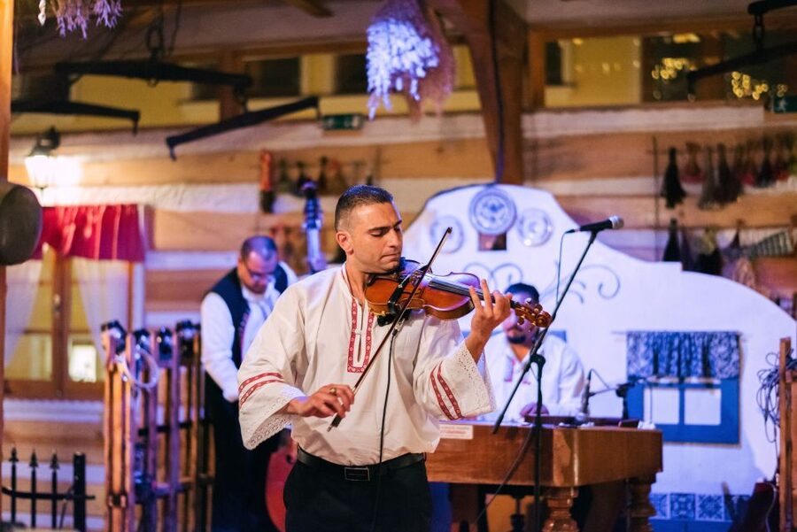 Prague: Folkloric Dinner Show with Unlimited Drinks - Arriving at the Folklore Garden in Hlubočepy