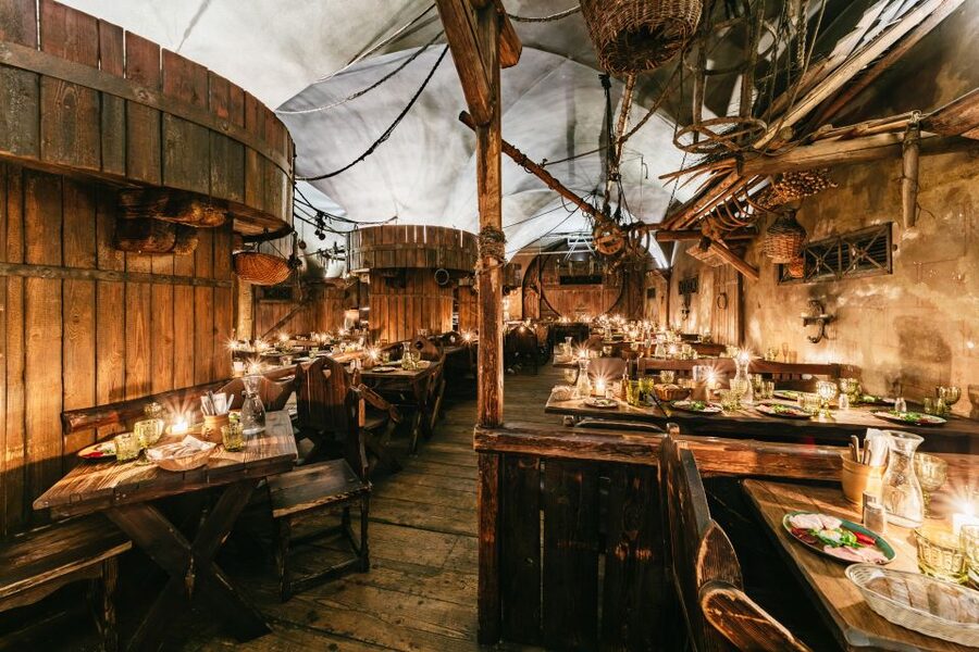 Prague: Medieval Dinner with Unlimited Drinks - Key points to know