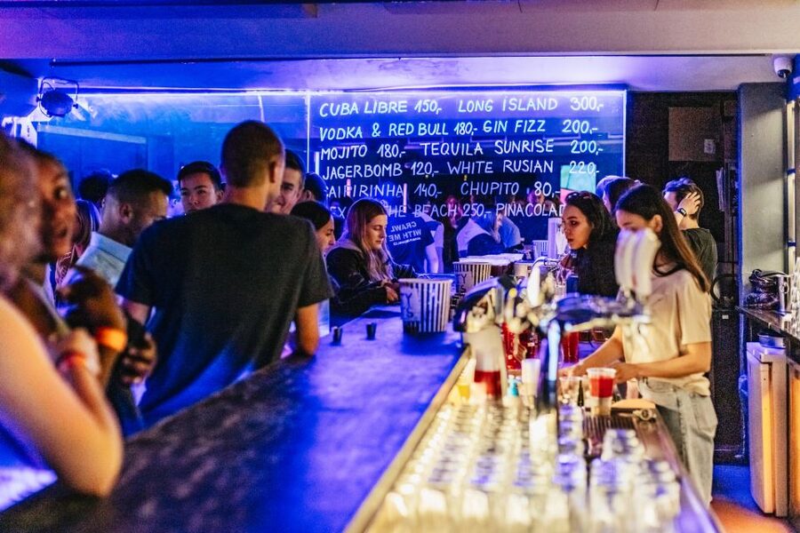 Prague: Pub Crawl with Unlimited Drinks & 5-floor Club Entry - Practical ways to make the night better
