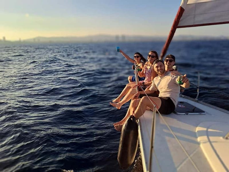 Private boat with an open bar and snacks - The first 30 minutes: getting the city view
