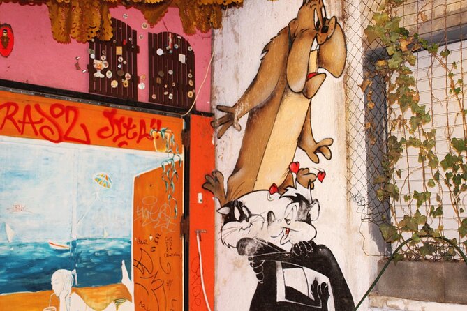 Private Budapest Ruin Bar Tour with Local Drinks & Street Food - Lángos, local drinks, and the food question