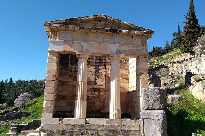 Private Delphi and Hosios Loukas Monastery - Great Lunch and Drinks Included - A private vehicle for up to eight people