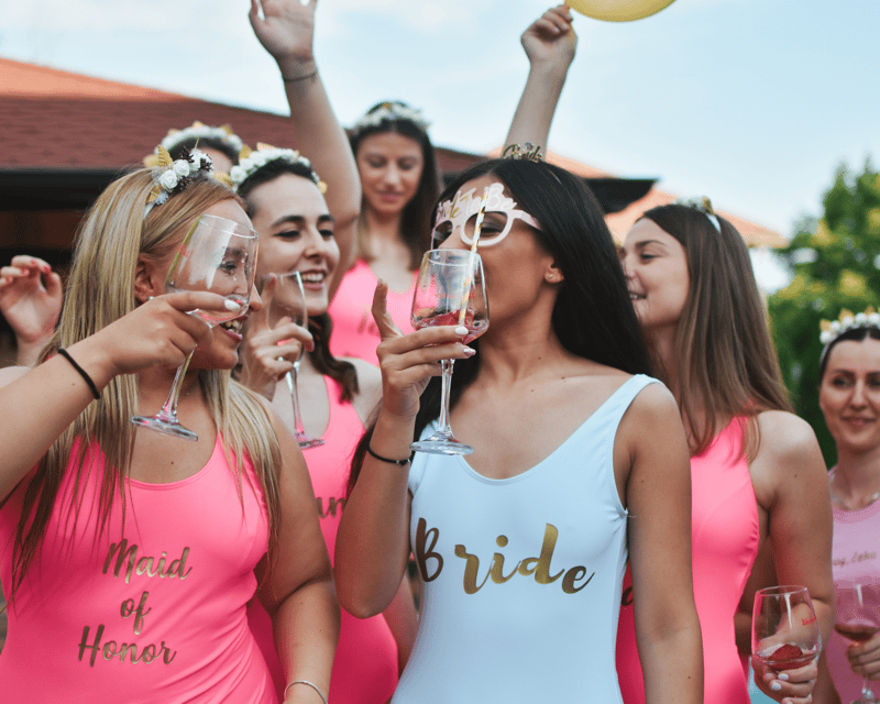 Private Pub / Bar Crawl Group Size 6-20 people - Finishing with nightclub entry