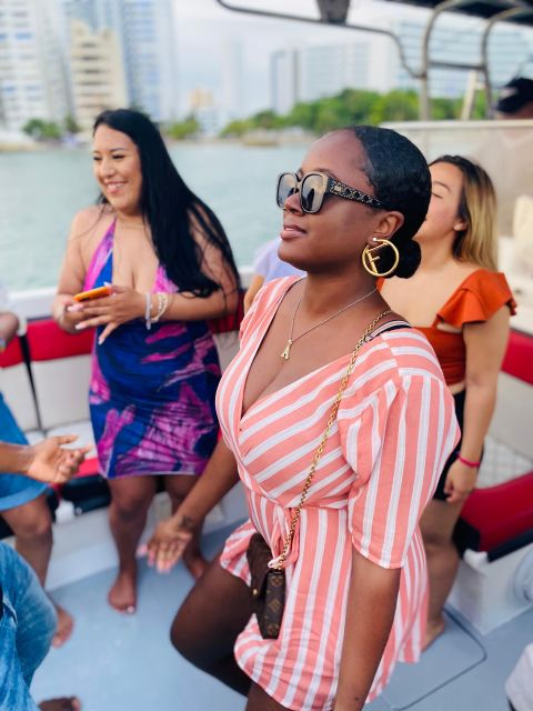 Private sunset: Open Bar Boat Party with Music and Games - Music, games, and the social side