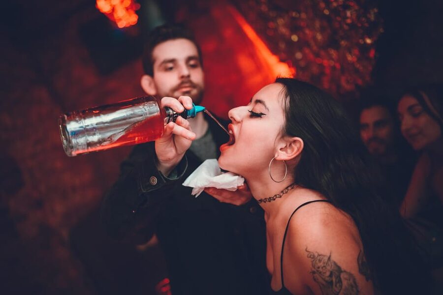 Pub Crawl - 1-hour Open Bar then Vip to 5 Clubs - Krakow - The first hour: unlimited drinks and quick introductions