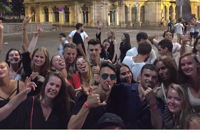 Pub Crawl Barcelona: 4 nightclubs + shots + skip-the-line entry - Who will enjoy this most?