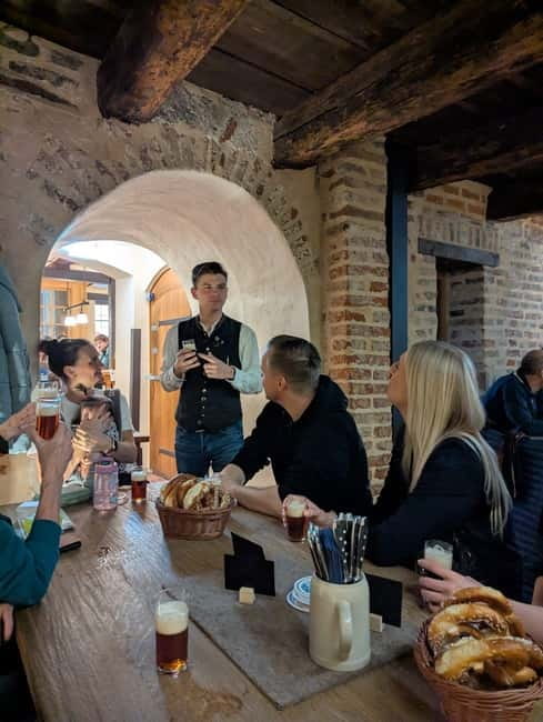 Pub crawl incl. Oktoberfest museum guided tour with beer tasting (private) - Tasting 3 to 4 Bavarian beers with a pretzel