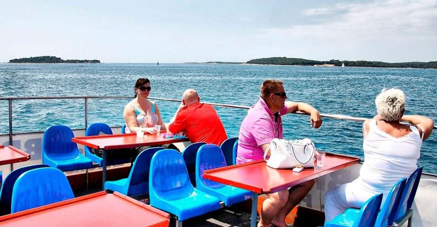 Pula: Harbor Cruise with unlimited Drinks - Military monuments and Pula’s strategic shoreline