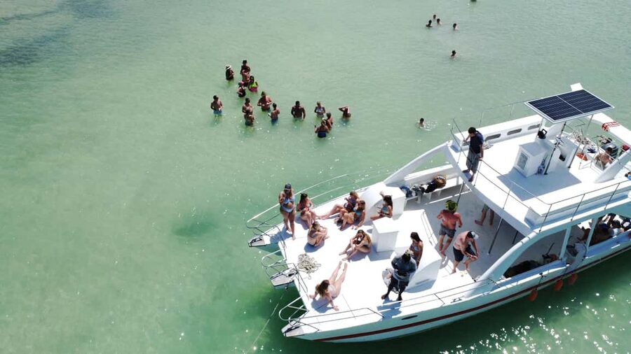 Punta Cana: Booze Cruise with Snorkel and Natural Pool Stop - Drinks, Snacks, and the Onboard Mood