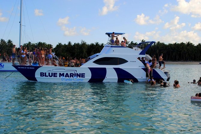 Punta Cana Party Boat Snorkeling with Music DJ and Open Bar - Food and drinks: good value, uneven delivery